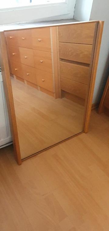 Spiegel met hout beschikbaar voor biedingen