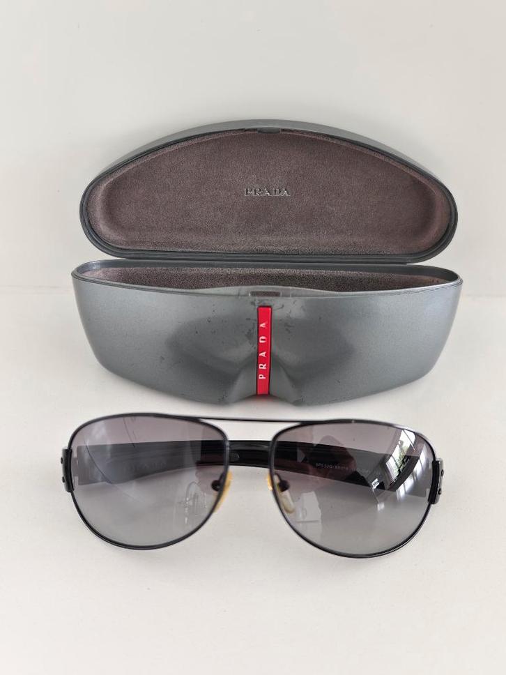 Zonnebril Prada, Bijoux, Sacs & Beauté, Lunettes de Soleil & Lunettes | Hommes, Comme neuf, Lunettes, Gris, Enlèvement ou Envoi