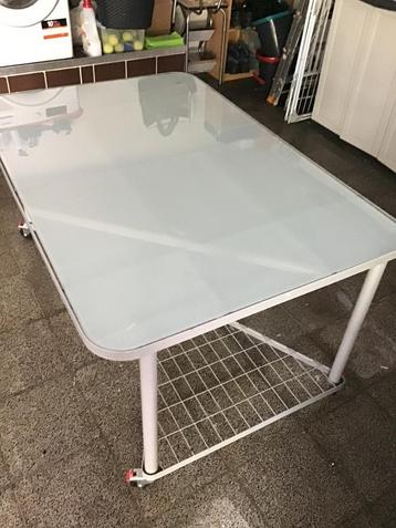 Grande table de bureau Ikea avec verre de sécurité 