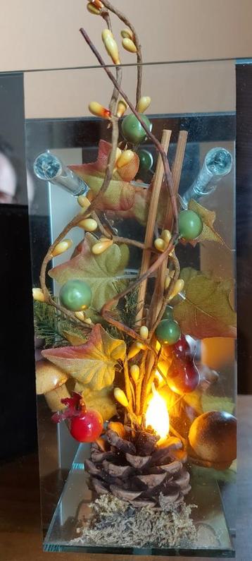 Herfststukje tussen glas en spiegel met lichtje beschikbaar voor biedingen