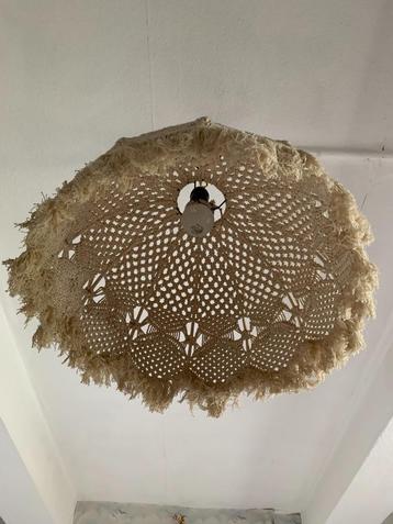 Vintage hangers van rotan en haakjes beschikbaar voor biedingen