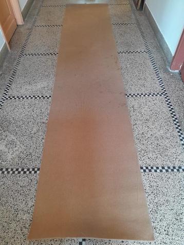 Lange beige loper  beschikbaar voor biedingen