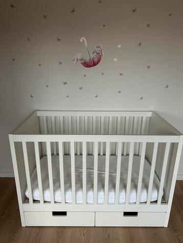 Lit bébé ajustable avec 2 tiroirs ! disponible aux enchères