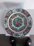 Chinees porseleinen bord in Famille Rose stijl, Antiek en Kunst, Ophalen