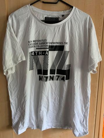 Witte t shirt beschikbaar voor biedingen