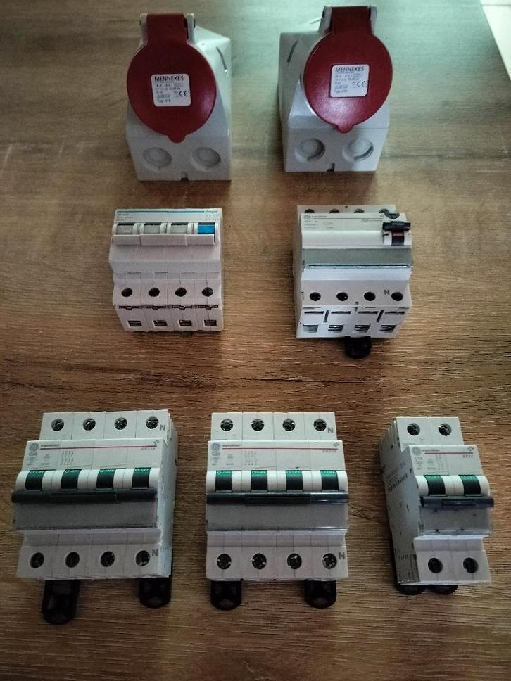 Elektrische apparatuur, Doe-het-zelf en Bouw, Elektriciteit en Kabels, Zo goed als nieuw, Schakelaar, Ophalen
