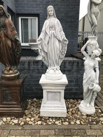 Marie sur un piédestal, statue de Marie dans le jardin, stat