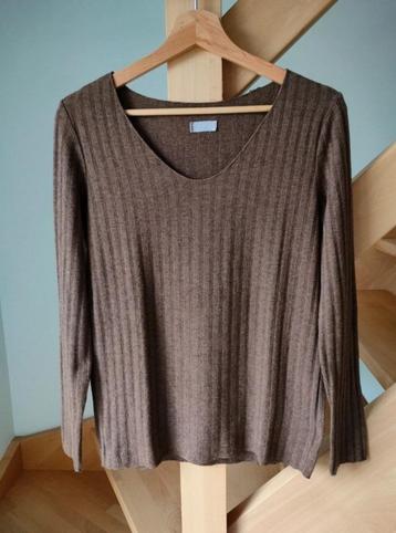 Trui met V-hals. Heel veel stretch! Medium/Large.   beschikbaar voor biedingen