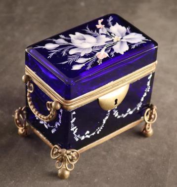 Kobalt blauw antiek bijoukistje beschikbaar voor biedingen