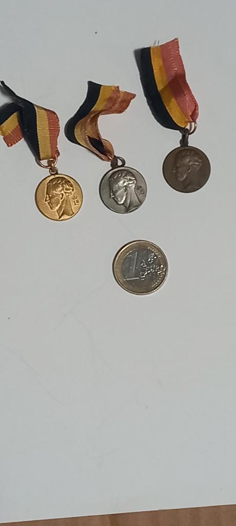 3 medailles van Leopold III/28 mei 1940, Verzamelen, Militaria | Algemeen, Landmacht, Lintje, Medaille of Wings, Verzenden