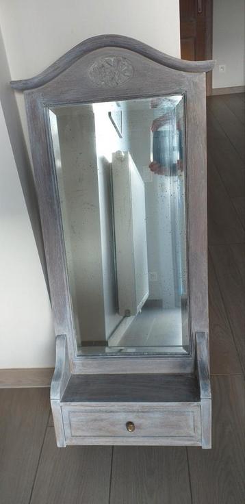 spiegel met lade onderaan .95cm hoog en 38cm breed .Spiegel  beschikbaar voor biedingen