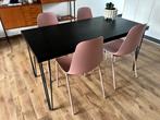 Zwarte tafel haarpin poten vier roze kuipstoelen, Ophalen, Gebruikt, 50 tot 100 cm, 150 tot 200 cm