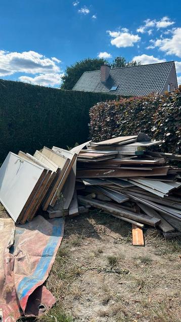 Partij balken/planken en deuren met kozijn beschikbaar voor biedingen