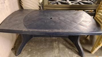 Blauwe plastieken tuintafel beschikbaar voor biedingen