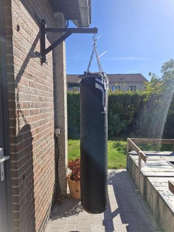 Grote bokszak met muurbevestiging beschikbaar voor biedingen