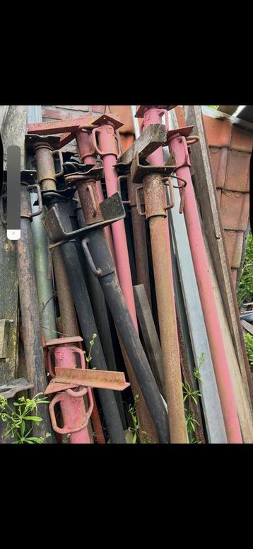 Grote partij stutten , schragen , bouwmaterialen beschikbaar voor biedingen