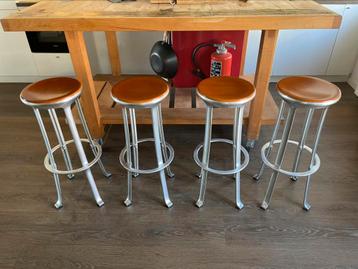 4 x Joan Casas I Ortínez design barkrukken beschikbaar voor biedingen
