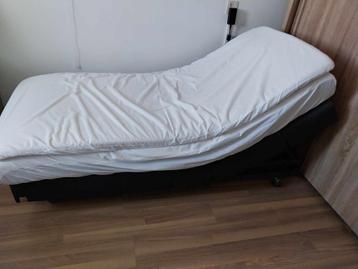 Luxe Elektrische Boxspring met Topper – Zo goed als nieuw beschikbaar voor biedingen