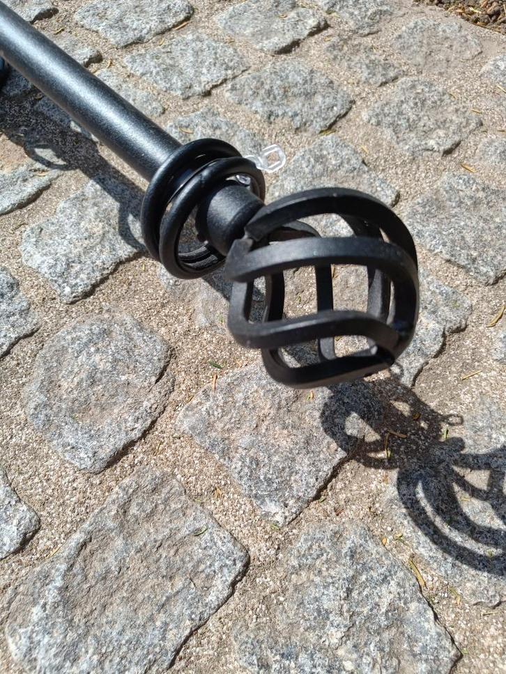 gordijnroede zwart metaal, Huis en Inrichting, Stoffering | Gordijnen en Lamellen, Zo goed als nieuw, 200 cm of meer, Zwart, Ophalen