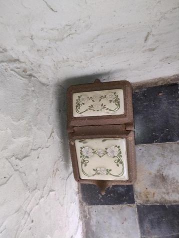 antieke kolenbak met 2 tegels beschikbaar voor biedingen