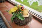 paasdecoratie: nest met kip en gele bloemen, Comme neuf, Enlèvement ou Envoi