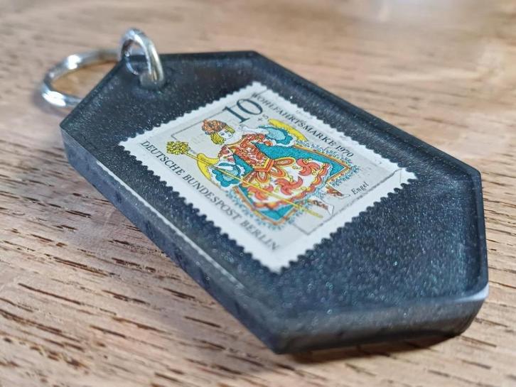 Postzegel-in-hars sleutelhanger (Berlijn, 1970), Antiek en Kunst, Curiosa en Brocante, Verzenden