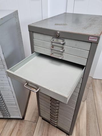 2 vintage metalen dossierkasten beschikbaar voor biedingen