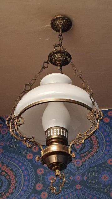 Vintage koperen hanglamp met melkglas beschikbaar voor biedingen