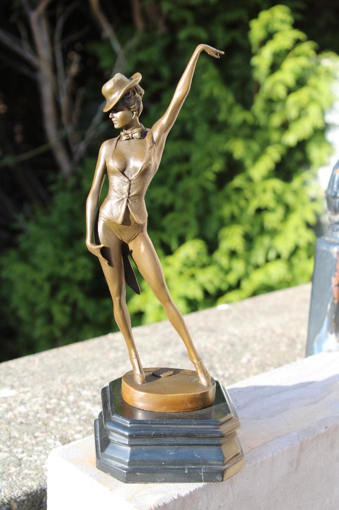 femme au chapeau en bronze signé , VITALEH, Antiquités & Art, Antiquités | Bronze & Cuivre, Bronze, Enlèvement ou Envoi