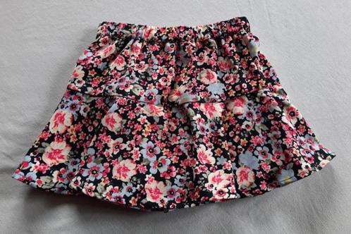 WE broekrok – Zwart met bloemen,  maat 122-128, Kinderen en Baby's, Kinderkleding | Maat 122, Zo goed als nieuw, Meisje, Jurk of Rok
