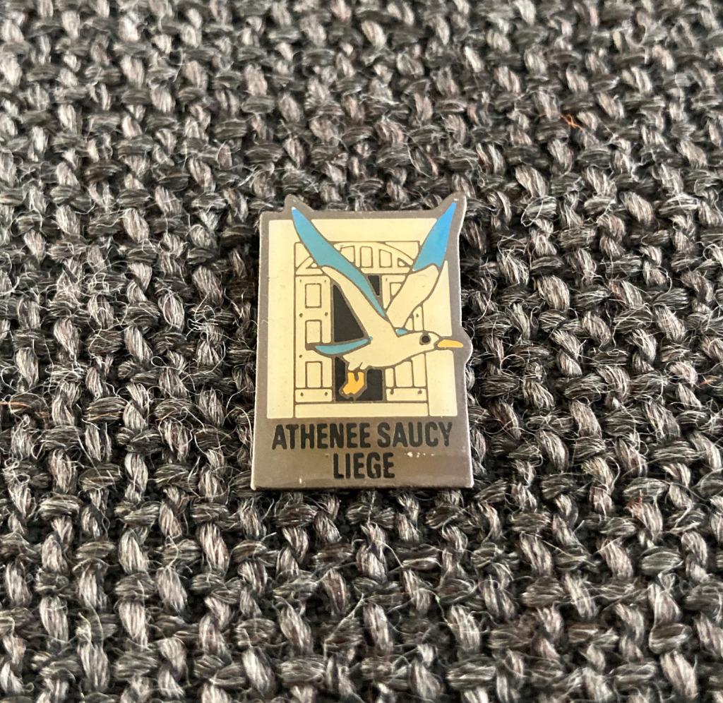 PIN - ATHENEE SAUCY LIEGE - ATHENEUM LUIK, Collections, Broches, Pins & Badges, Envoi, Utilisé, Autres sujets/thèmes, Insigne ou Pin's