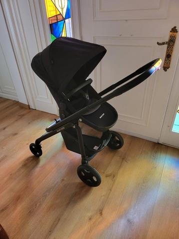 Poussette Maxi Cosi couleur noir disponible aux enchères