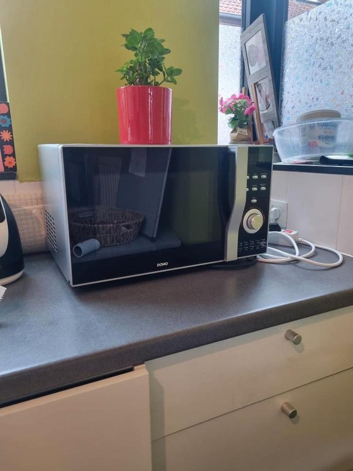 Four à micro-ondes Domo (noir) - Petit prix, Electroménager, Micro-ondes, Utilisé, Autoportant, 45 à 60 cm, Gril, Air chaud, Four