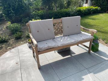 Houten tuinbank in mooie staat met kussens beschikbaar voor biedingen