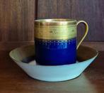 Tasse à café en porcelaine bleue et dorée +soucoupe assortie, Enlèvement ou Envoi, Porcelaine