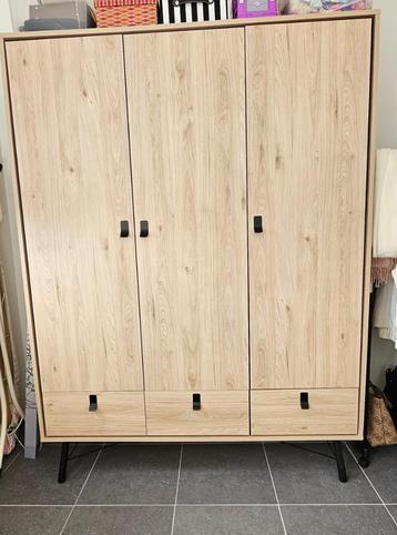 Kleerkast beschikbaar voor biedingen