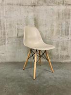 1x beige / mokka Vintage kuipstoel met houten poten, Huis en Inrichting, Ophalen, Bruin, Zo goed als nieuw, Eén