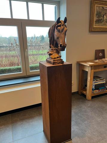 Paardenhoofd uit gietijzer en bijpassende sokkel beschikbaar voor biedingen
