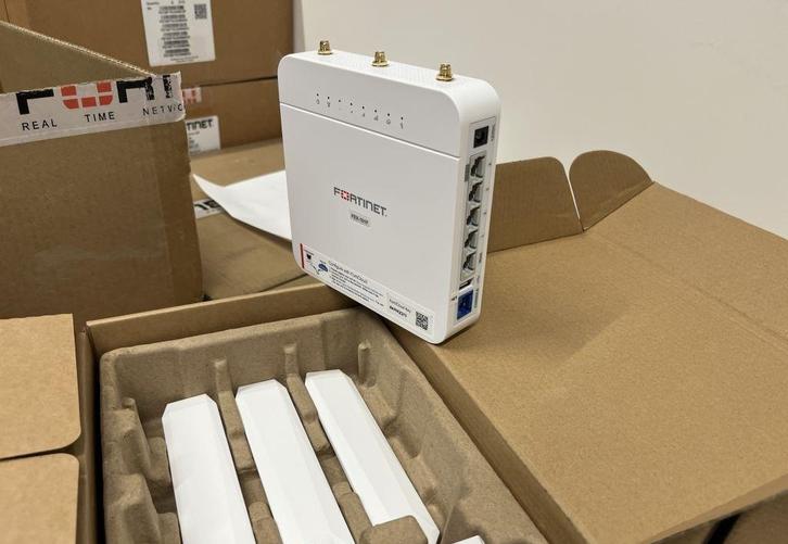 Fortinet FEX-101F-EA 4G LTE WAN Router – Dual SIM, Informatique & Logiciels, Routeurs & Modems, Neuf, Routeur avec modem, Enlèvement ou Envoi