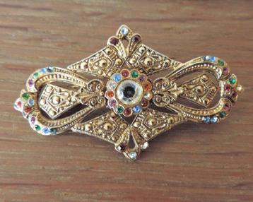 zilverkleurige broche met steentjes beschikbaar voor biedingen