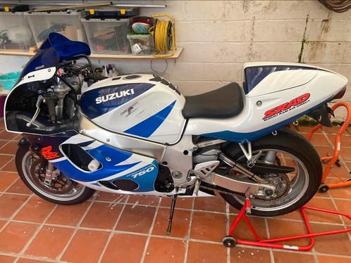 Suzuki gsxr srad injection 1999 plus extra kuipset, Motoren, Motoren | Suzuki, Particulier, Sport, 4 cilinders, Ophalen