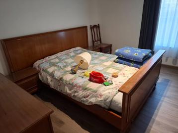 Houten twijfelaar inclusief nachtkastjes beschikbaar voor biedingen