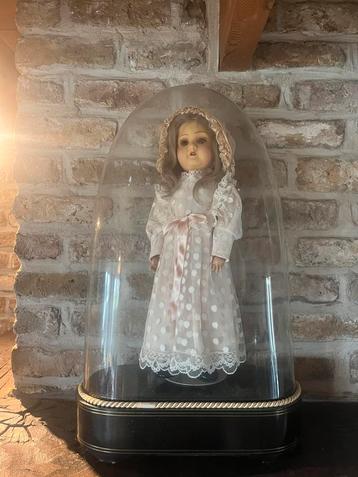 Decoratieve pop in glazen stolp – vintage stijl beschikbaar voor biedingen
