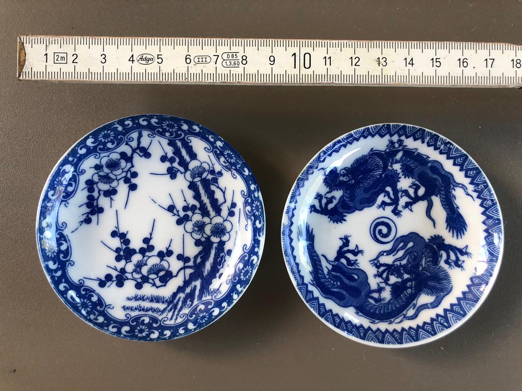 2 kleine monochroom, handgeschilderde bordjes in porselein, Antiquités & Art, Antiquités | Porcelaine, Enlèvement ou Envoi