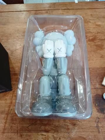 Kaws sitting companion grijs 25cm met doos art toy bearbrick beschikbaar voor biedingen