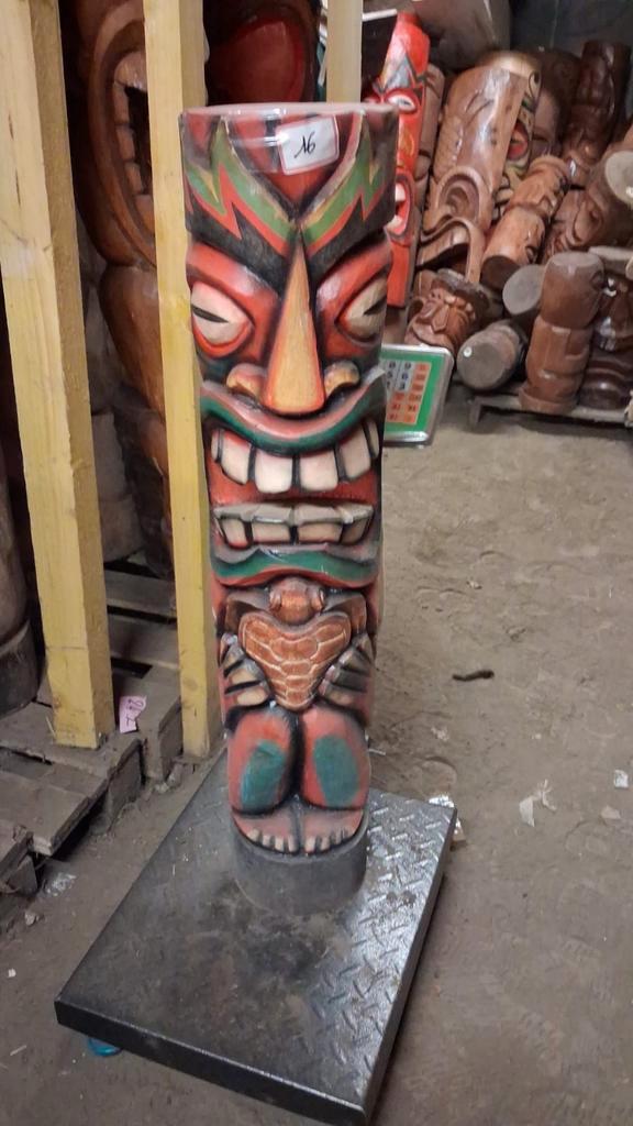 statue totem Tiki 100 cm en bois de cocotier peints, Antiek en Kunst, Kunst | Beelden en Houtsnijwerken, Ophalen of Verzenden