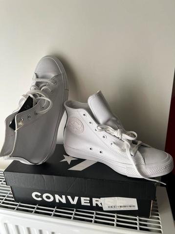 Converse All Star leer beschikbaar voor biedingen