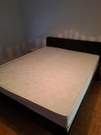 Bed 160x200. Incl. matras, lattebodems en 2 nachtkastjes., Ophalen, Zo goed als nieuw