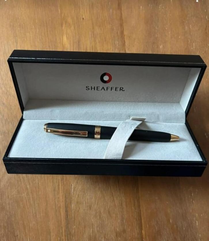 Sheaffer „Prelude” zwartgouden satijnen balpen, Verzamelen, Pennenverzamelingen, Nieuw, Vulpen, Sheaffer, Met doosje, Ophalen of Verzenden