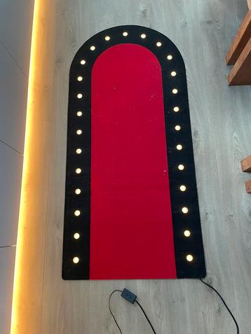 Rode loper met licht beschikbaar voor biedingen